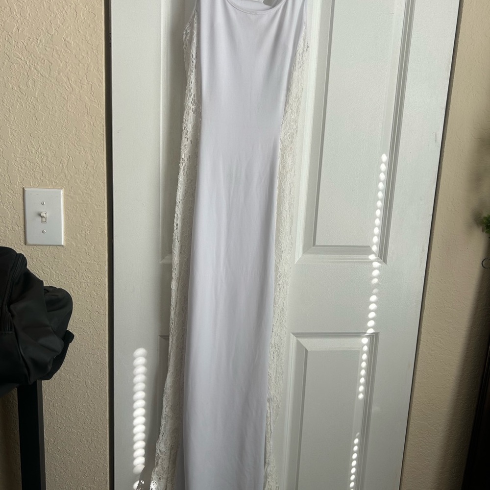 Elegant White Sleeveless Dress with Lace Trim